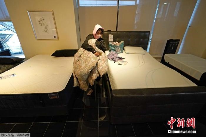 當(dāng)?shù)貢r(shí)間2月17日，美國得州的一家畫廊兼家具店內(nèi)，大批民眾來此避寒取暖，其中不乏一些人帶著被子來過夜。美國近日遭遇極寒天氣侵襲，多地氣溫創(chuàng)近年新低，其中得州災(zāi)情最嚴(yán)重，暴風(fēng)雪導(dǎo)致電網(wǎng)在酷寒中癱瘓，約400萬居民家中長時(shí)間停電。美國國家氣象局表示，得州休斯敦等地的氣溫甚至比靠近北極圈的阿拉斯加還要低。