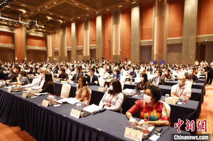 500余名專家學(xué)者、嘉賓代表以線上線下方式參加開幕式。　盛佳鵬 攝
