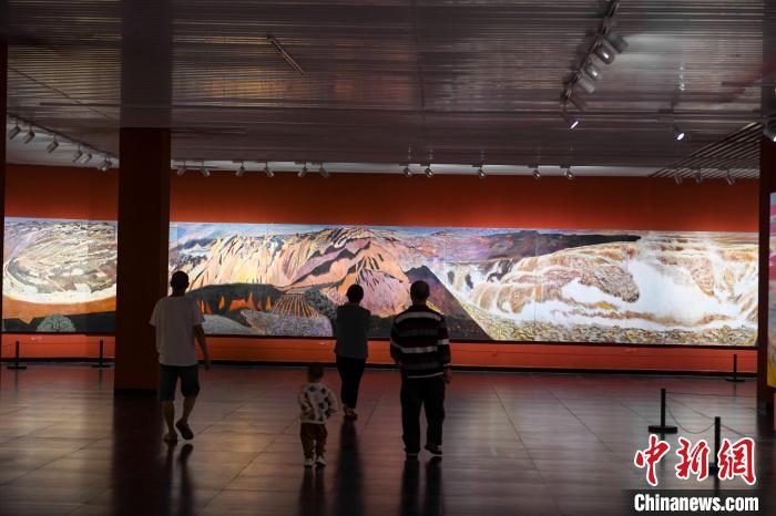 162米巨幅油畫長卷《黃河》吸引市民駐足觀看?！钊A峰 攝