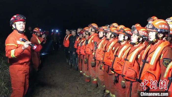 平遙縣消防救援大隊(duì)大隊(duì)長龔宇作總攻發(fā)起前的動(dòng)員?！￠Z旭輝 攝