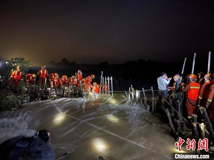 消防員分成左右兩路，同時(shí)發(fā)起決口封堵總攻?！￠Z旭輝 攝