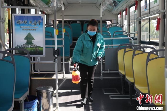 工作人員正在對公交車進行消殺?！∮诰?攝