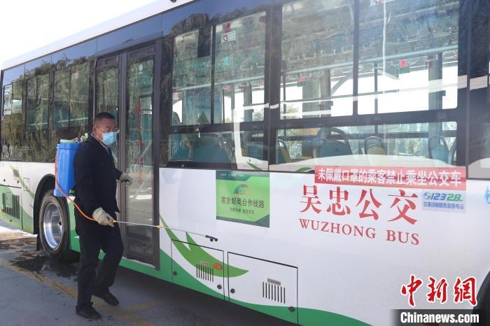 工作人員正在對公交車進行消殺?！∮诰?攝