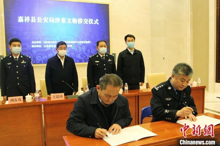 山東博物館館長(zhǎng)鄭同修和嘉祥縣人民政府副縣長(zhǎng)、公安局局長(zhǎng)趙健簽署移交協(xié)議?！≮w曉 攝