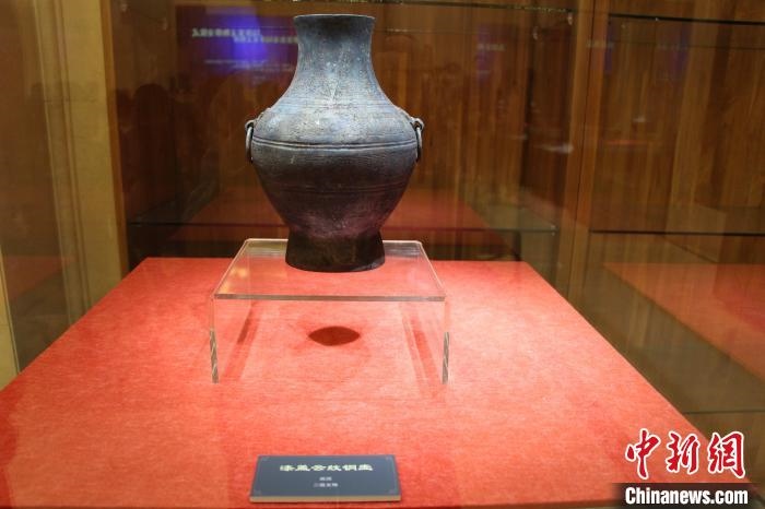 二級(jí)文物戰(zhàn)國(guó)時(shí)期漆蓋云紋銅壺。　趙曉 攝