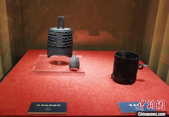 二級(jí)文物西漢鳳鳥(niǎo)紋銅編鐘、漆蓋銅卮?！≮w曉 攝