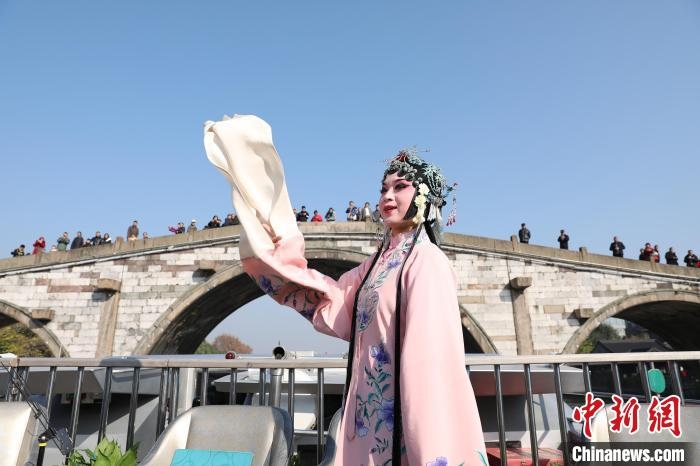 2019京杭對話的大運(yùn)河京杭雅集活動中，浙江昆劇團(tuán)國家一級演員楊崑在中國大運(yùn)河(杭州段)上進(jìn)行表演?！⌒燔?攝 攝