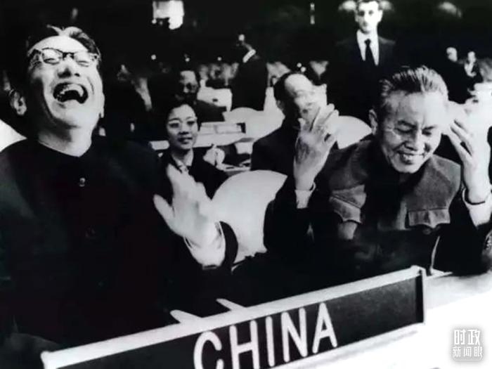 △1971年11月15日，以外交部副部長喬冠華(左一)為團(tuán)長、黃華(右一)為副團(tuán)長的中國代表團(tuán)，首次出現(xiàn)在聯(lián)合國大會(huì)上。(資料圖)