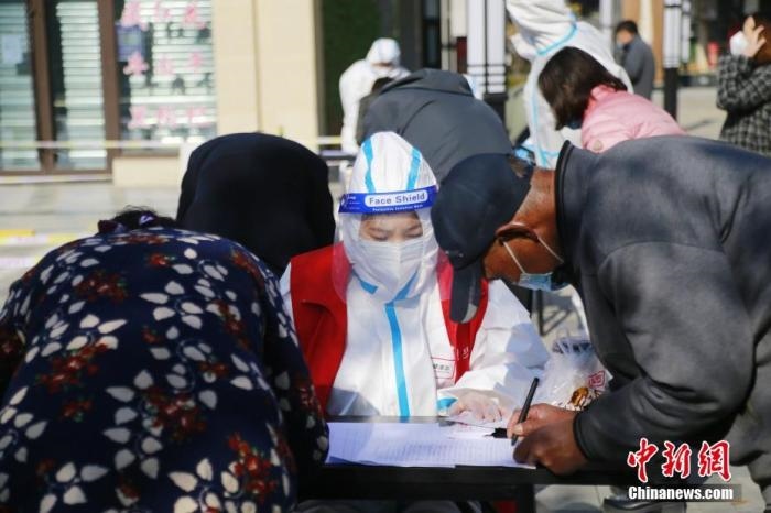 資料圖：青海省西寧市城西區(qū)一核酸檢測(cè)采樣點(diǎn)，居民進(jìn)行信息登記。<a target='_blank' href='http://www.chinanews.com/'>中新社</a>記者 馬銘言 攝