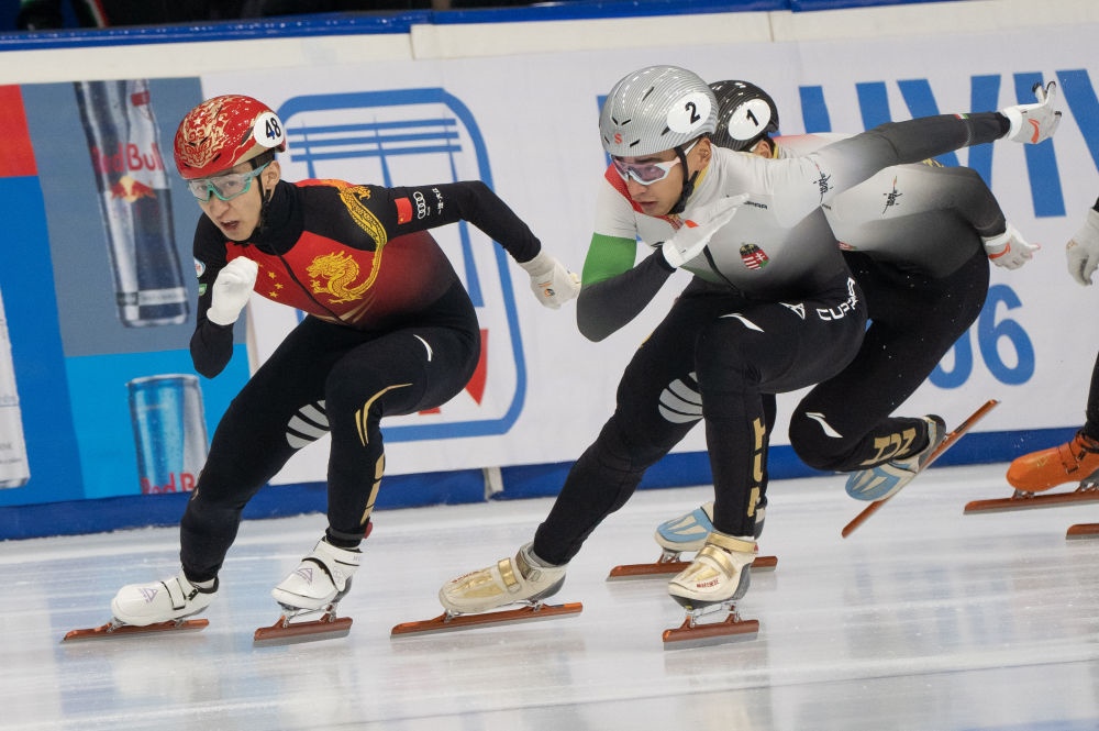 11月20日，中國選手武大靖(左)和匈牙利選手劉少林在比賽中。劉少林奪得冠軍，武大靖獲得第四名。新華社發(fā)(弗爾季·奧蒂洛 攝)