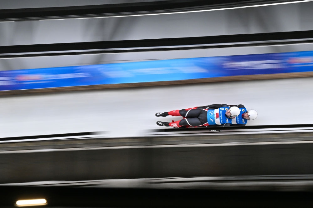 11月21日，“相約北京”國際雪橇聯(lián)合會雪橇世界杯，中國選手黃葉波/彭俊越在團體接力比賽中。新華社記者陳益宸攝