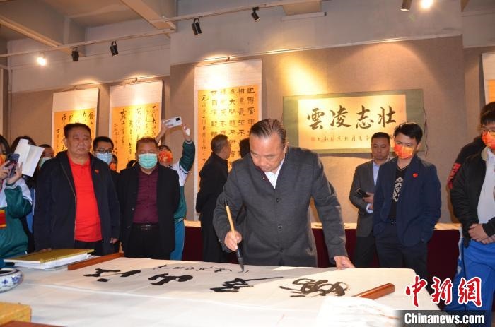 圖為“鐵軍老戰(zhàn)士”、著名書法家、解放軍報(bào)原副總編輯連俊義少將現(xiàn)場(chǎng)揮毫?！☆佇玛?yáng) 攝 攝