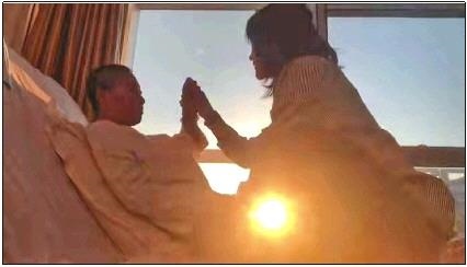 每天早上媽媽醒來后，母女倆都會迎著晨曦握手、擊掌?！∫曨l截圖