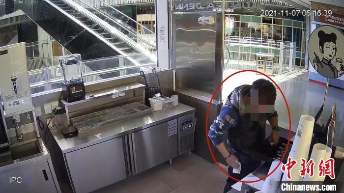 嫌疑人實(shí)施犯罪行為的監(jiān)控視頻?！↑S浦公安供圖