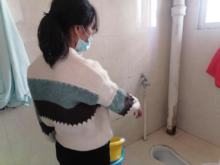  劉小姐在網(wǎng)上找人疏通出租屋里的廁所，被收費(fèi)5380元