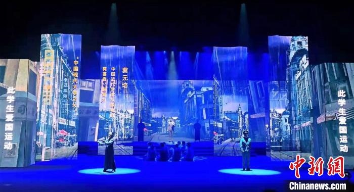 圖為“百年風華”大型音樂史詩劇現(xiàn)場?！⒑ｌ` 攝