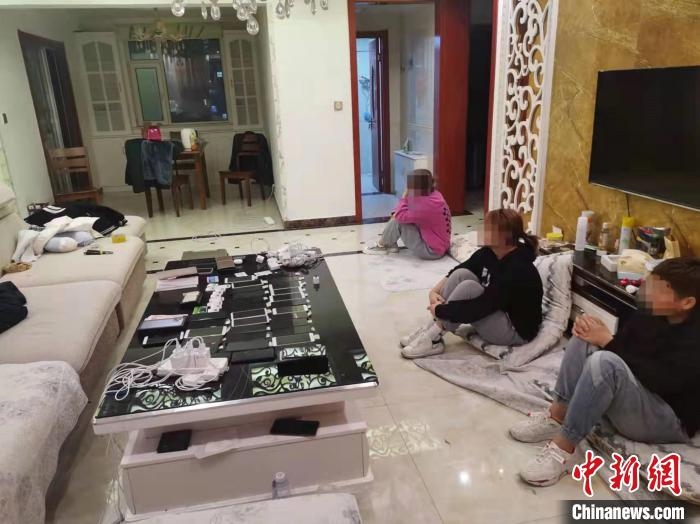 資料圖為果洛藏族自治州公安民警抓獲的犯罪嫌疑人?！‖斍呖h公安局供圖