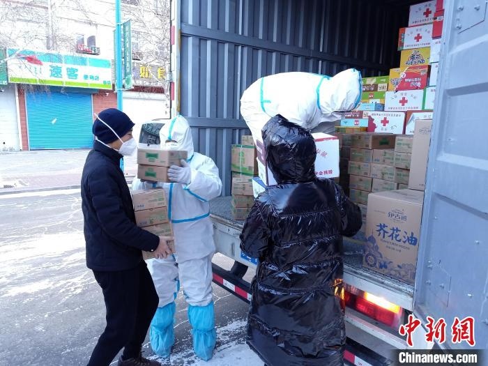 圖為滿洲里物資保障巡回補給車隊配貨現(xiàn)場?！∏靥饌?攝