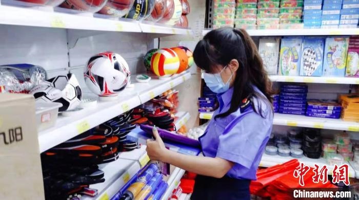 圖為秦皇島市海港區(qū)市場(chǎng)監(jiān)督管理局工作人員正在檢查涉冬奧標(biāo)志商品。　秦皇島市海港區(qū)市場(chǎng)監(jiān)督管理局供圖