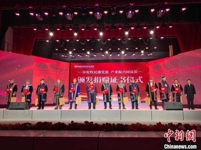 阿勒泰地區(qū)牧民靠企業(yè)的幫扶走上了致富道路?！」o琨 攝