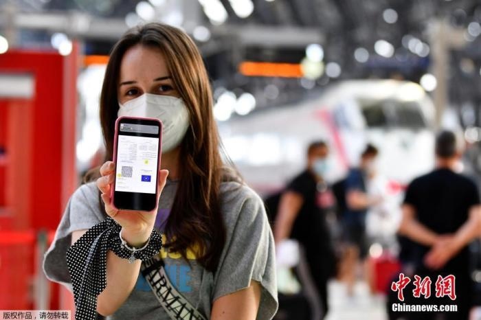 當(dāng)?shù)貢r(shí)間2021年9月1日，意大利米蘭，乘客在火車站出示的健康證明。