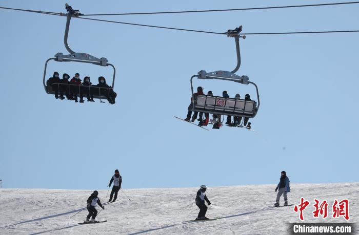 圖為滑雪場現(xiàn)場。　許婷 攝