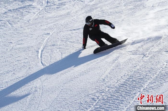 圖為滑雪場現(xiàn)場?！≡S婷 攝