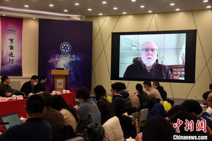 美國(guó)伊利諾伊大學(xué)教授理查德？克魯切爾通過(guò)視頻點(diǎn)評(píng)FAST測(cè)量星際磁場(chǎng)最新研究成果?！?lt;a target='_blank' href='/'>中新社</a>記者 孫自法 攝