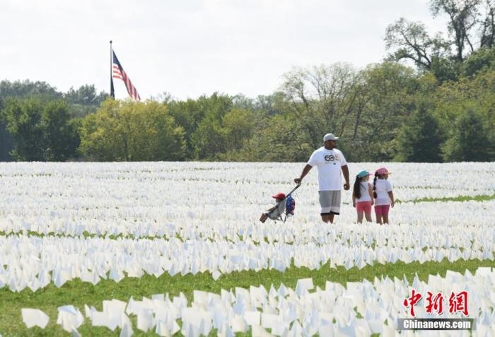 當(dāng)?shù)貢r(shí)間2021年9月18日，美國首都華盛頓國家廣場上插著數(shù)十萬白色旗幟，悼念新冠逝者。這個(gè)名為“在美國：銘記”藝術(shù)裝置由美國藝術(shù)家弗斯滕伯格(Suzanne Firstenberg)策劃，她計(jì)劃在兩周內(nèi)與公眾一起在華盛頓國家廣場插上與美國新冠死亡病例數(shù)對應(yīng)的白旗，以示悼念。 <a target='_blank' href='/'>中新社</a>記者 陳孟統(tǒng) 攝