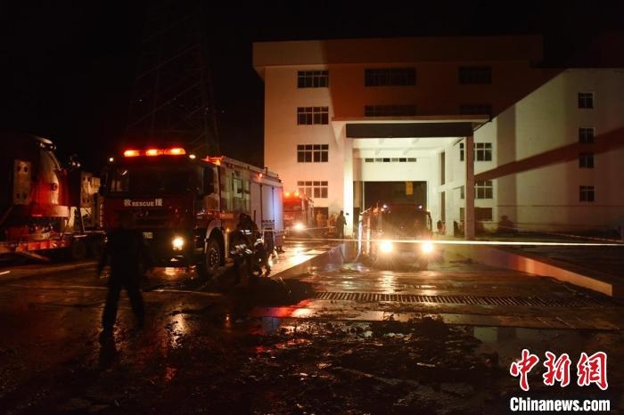 丹巴關(guān)州電站外多臺消防車輛正在開展排水作業(yè)?！≈苡?攝