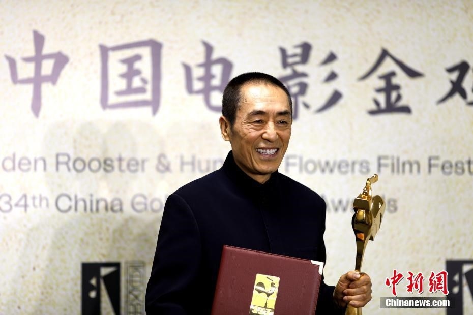 (資料圖：張藝謀以執(zhí)導(dǎo)《懸崖之上》榮膺最佳導(dǎo)演獎。 <a target='_blank' href='/'>中新社</a>記者 呂明 攝)