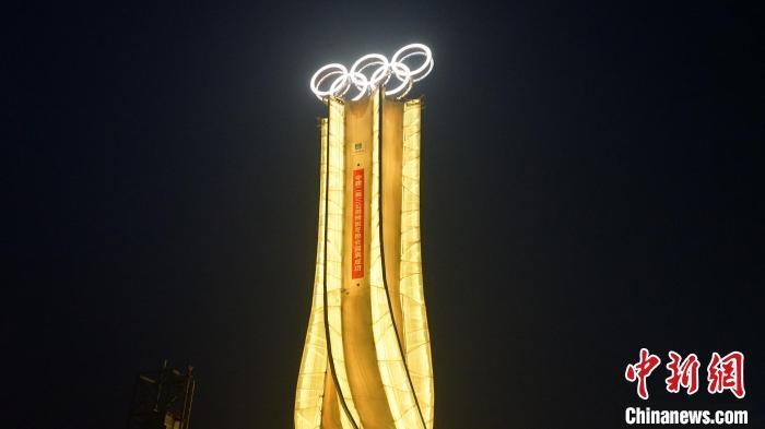 1月25日，由中建二局三公司承建的“海陀塔”順利竣工，奧運(yùn)五環(huán)閃耀延慶冬奧賽區(qū)?！≈薪ǘ秩竟﹫D
