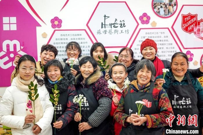 “蘇母藝術(shù)工坊”文創(chuàng)工作室的姐妹們?！」帕捡x 攝