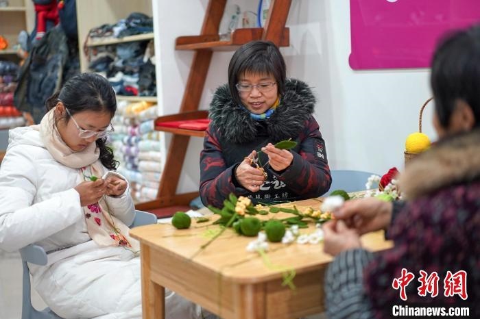 文創(chuàng)工作室的姐妹們正在鉤織月桂葉片?！」帕捡x 攝