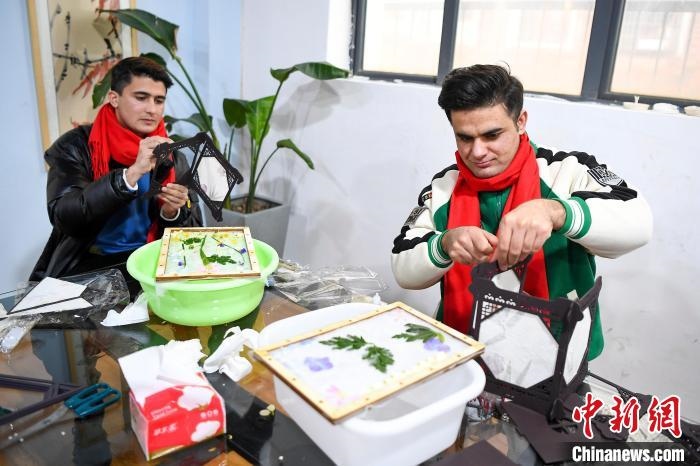 巴基斯坦留學(xué)生制作燈籠?！钊A峰 攝