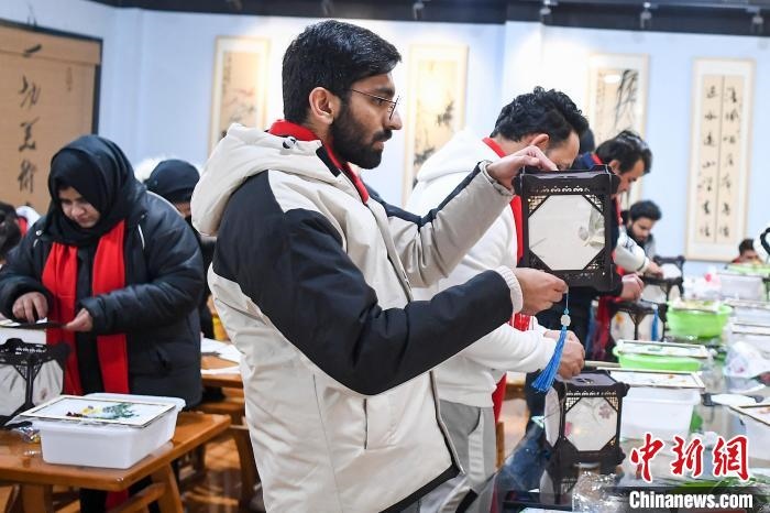 巴基斯坦留學(xué)生制作燈籠?！钊A峰 攝