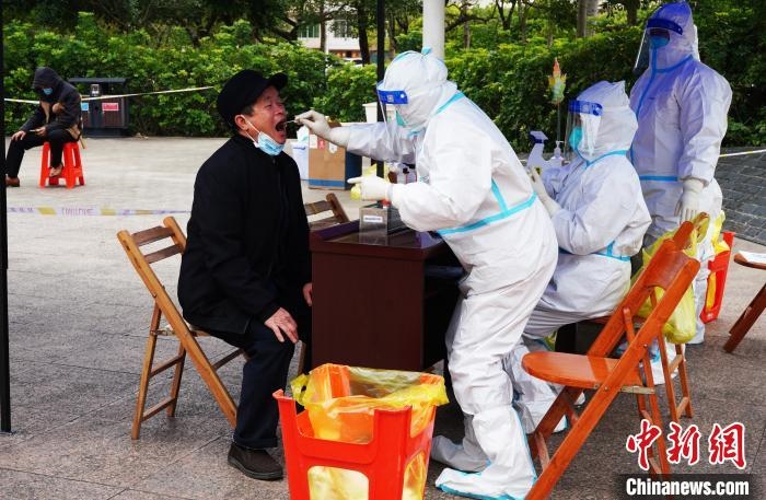 圖為德保縣組織民眾接受核酸檢測(cè)。　德?？h融媒體中心供圖