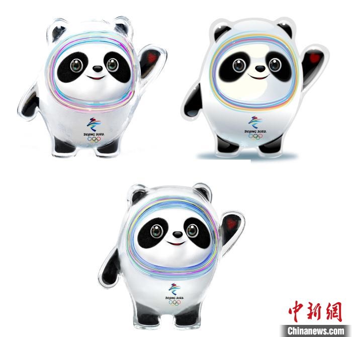 設(shè)計(jì)團(tuán)隊(duì)將“冰絲帶”的形象引入大熊貓后逐漸成型。上方兩個(gè)形象還是外八字腳，下方形象為最終定稿?！⑵皆乒﹫D