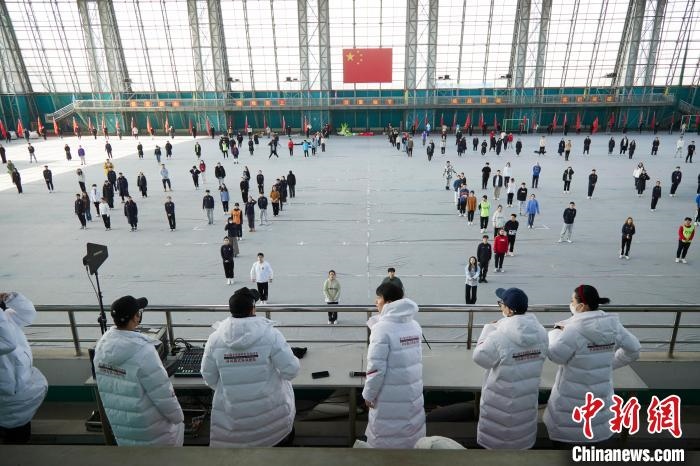 北京冬奧會閉幕式開始前，演員們在進(jìn)行排練?！埼暮?供圖