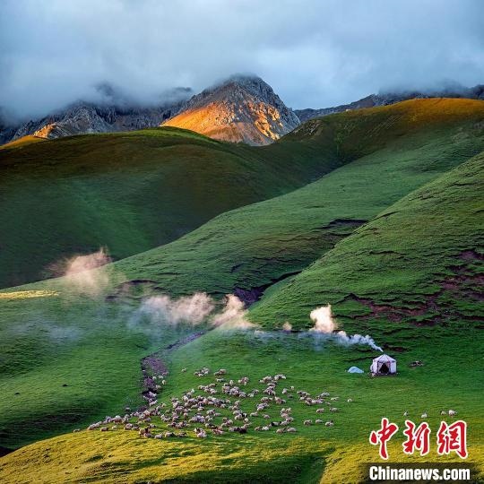 圖為作品《晨光炊煙》?！〗股?攝