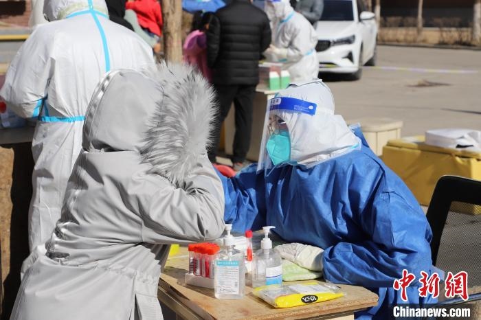 呼和浩特市民做核酸?！埩只?攝