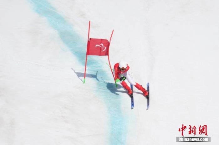 3月6日，中國選手梁景怡在比賽中。當日，北京2022年冬殘奧會殘奧高山滑雪男子超級大回轉(zhuǎn)-站姿決賽在國家高山滑雪中心舉行，中國選手梁景怡奪得冠軍。 <a target='_blank' href='/'>中新社</a>記者 劉冉陽 攝 　