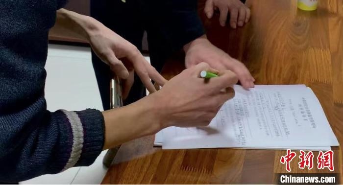 圖為現(xiàn)場(chǎng)下達(dá)詢問通知書?！±铈面?攝