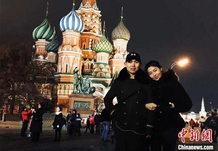 圖為敖木希勒夫婦留學(xué)合影?！“侥鞠＠展﹫D