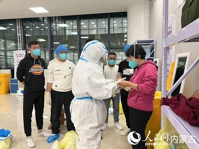 醫(yī)護(hù)人員正在方艙醫(yī)院工作。呼和浩特市第一醫(yī)院供圖