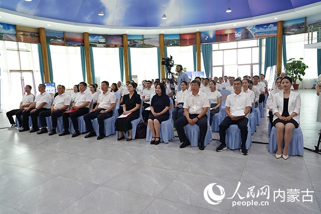 與會人員共同觀看科右中旗牛產(chǎn)業(yè)高質(zhì)量發(fā)展專題片。苑曉睿攝