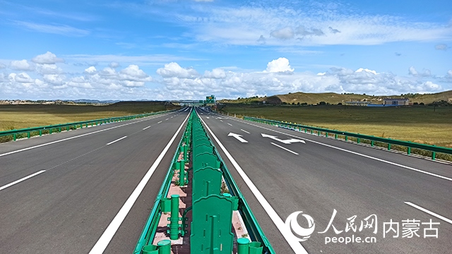 G1611經(jīng)棚至烏蘭布統(tǒng)高速公路項目。人民網(wǎng)記者 趙夢月攝