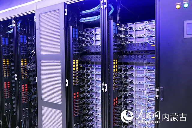 內(nèi)蒙古高性能計算公共服務平臺機房。人民網(wǎng)記者 苗陽攝