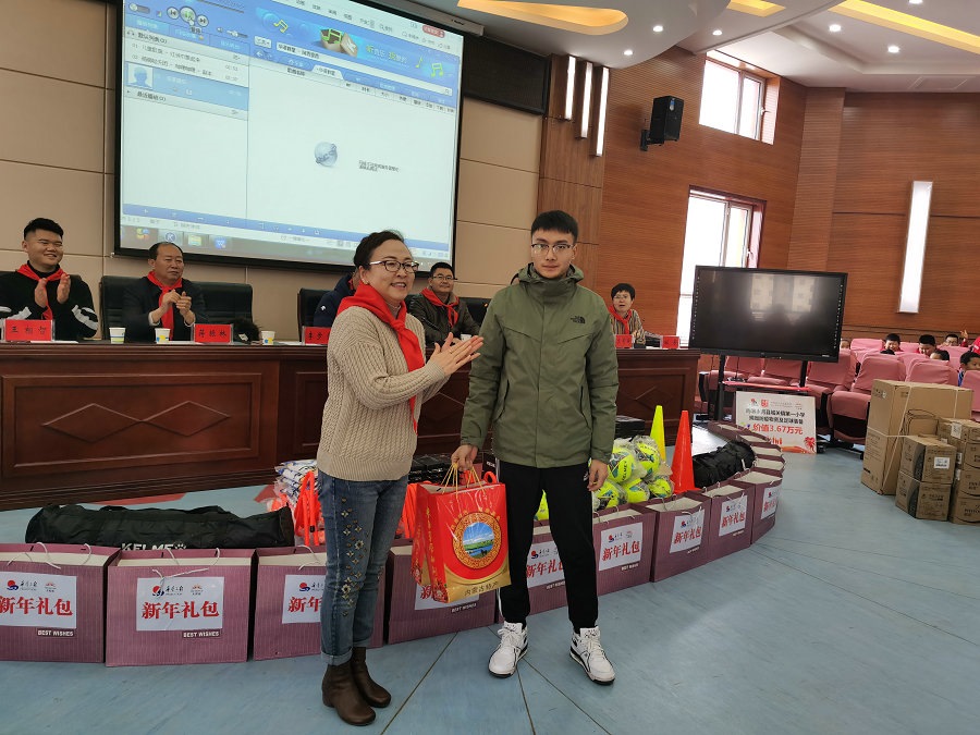 1607604940246111.jpg 慰問支教老師.jpg