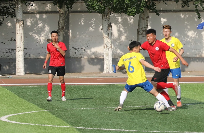 2.大學(xué)生足球聯(lián)賽本科組比賽現(xiàn)場，內(nèi)蒙古工業(yè)大學(xué)（紅色）對陣內(nèi)蒙古醫(yī)科大學(xué).jpg